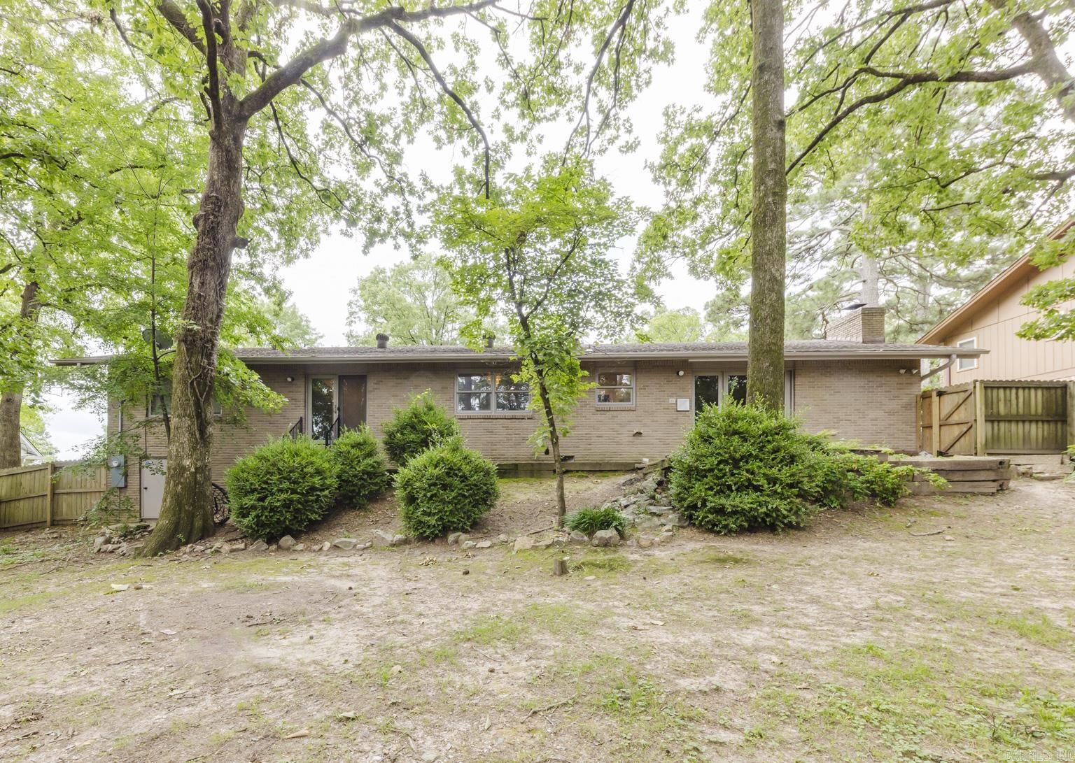 LEAWOOD MANOR - Residential