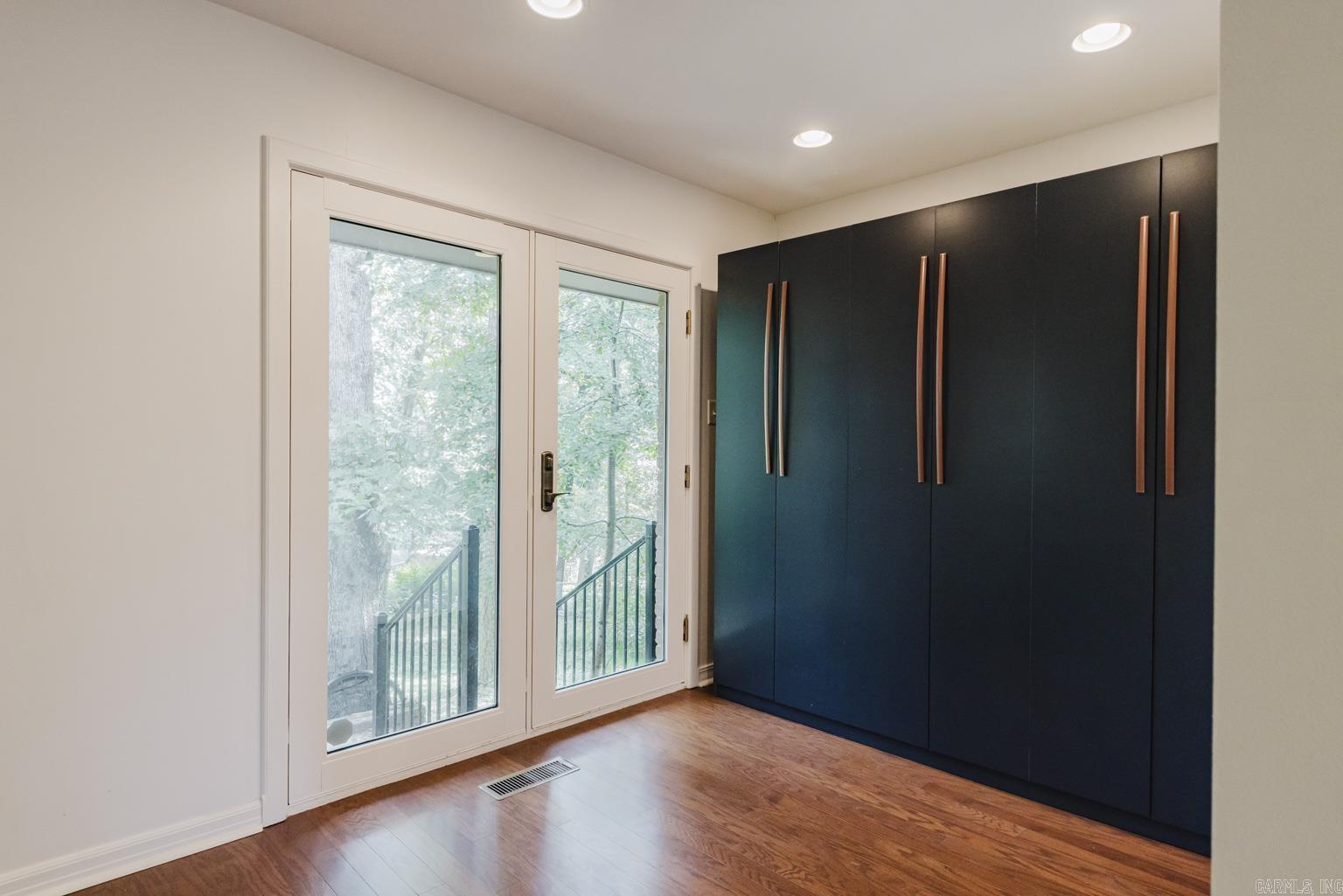 LEAWOOD MANOR - Residential