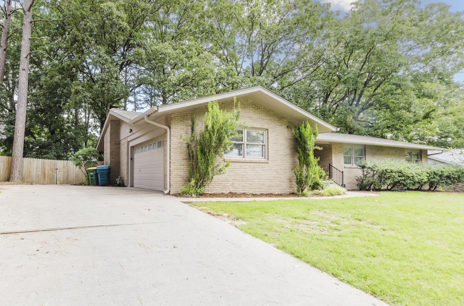 LEAWOOD MANOR - Residential