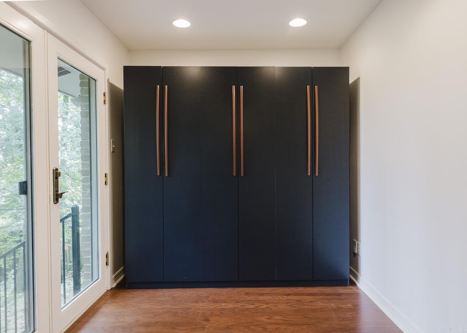 LEAWOOD MANOR - Residential