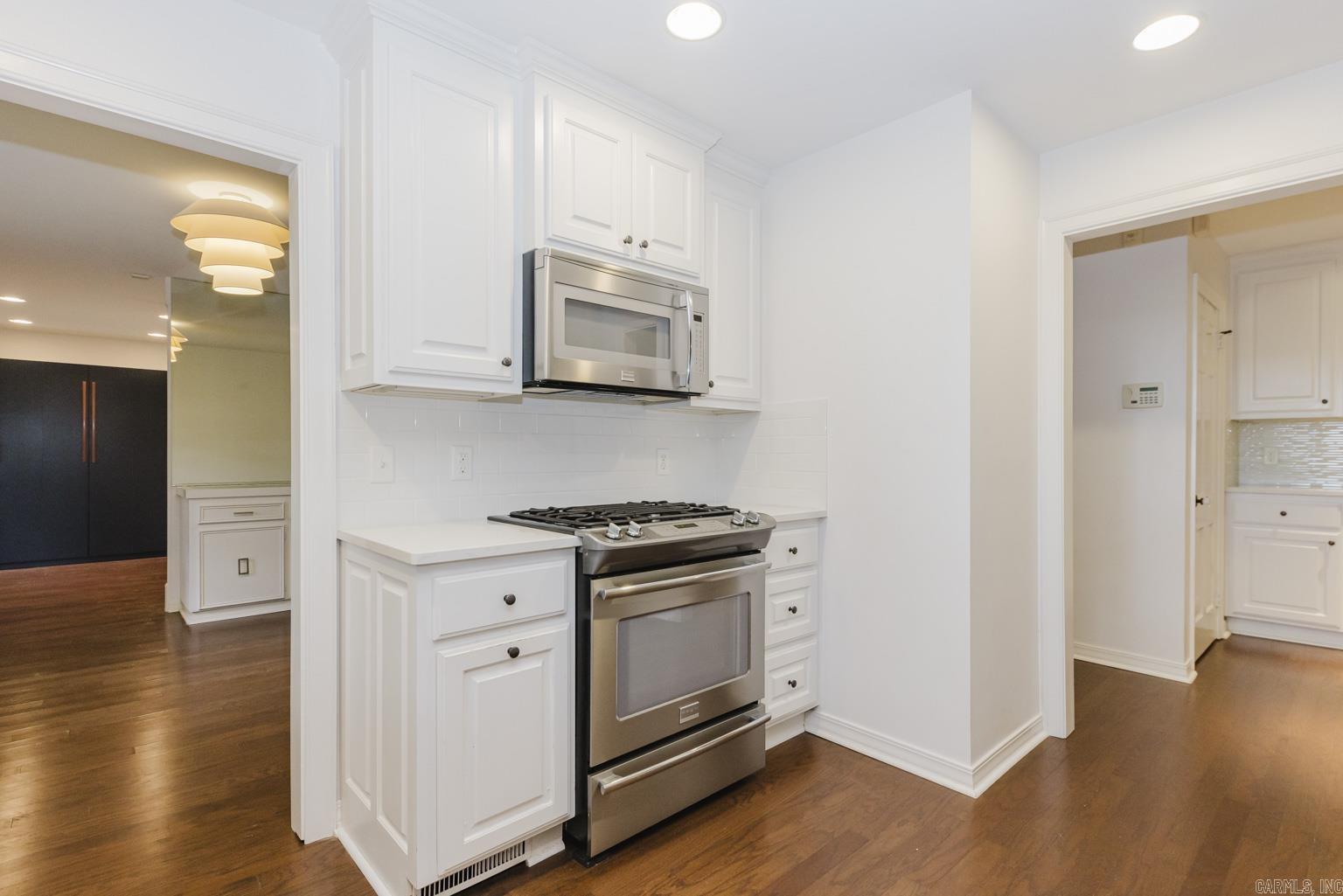 LEAWOOD MANOR - Residential