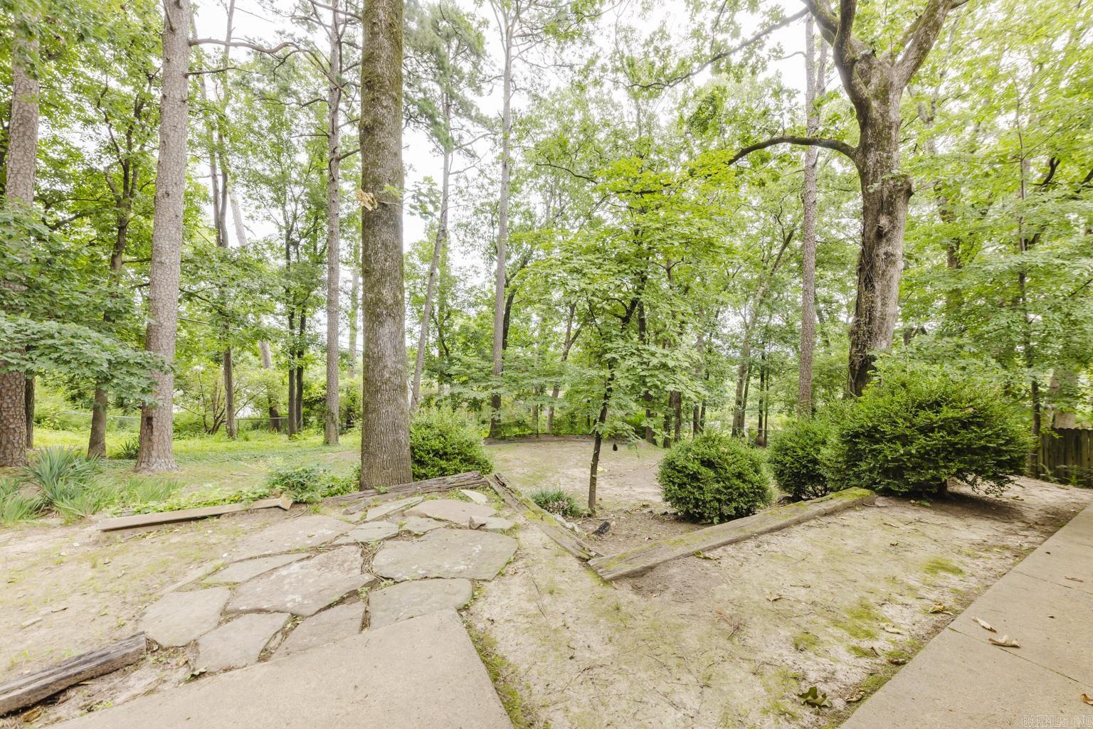 LEAWOOD MANOR - Residential