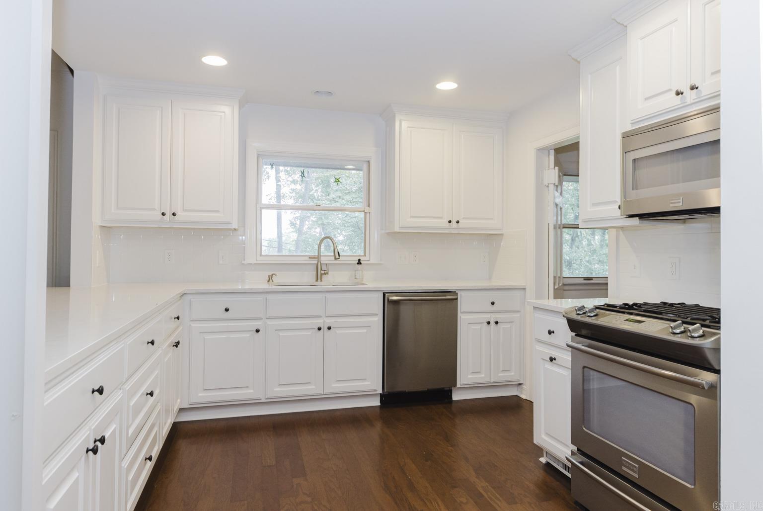 LEAWOOD MANOR - Residential