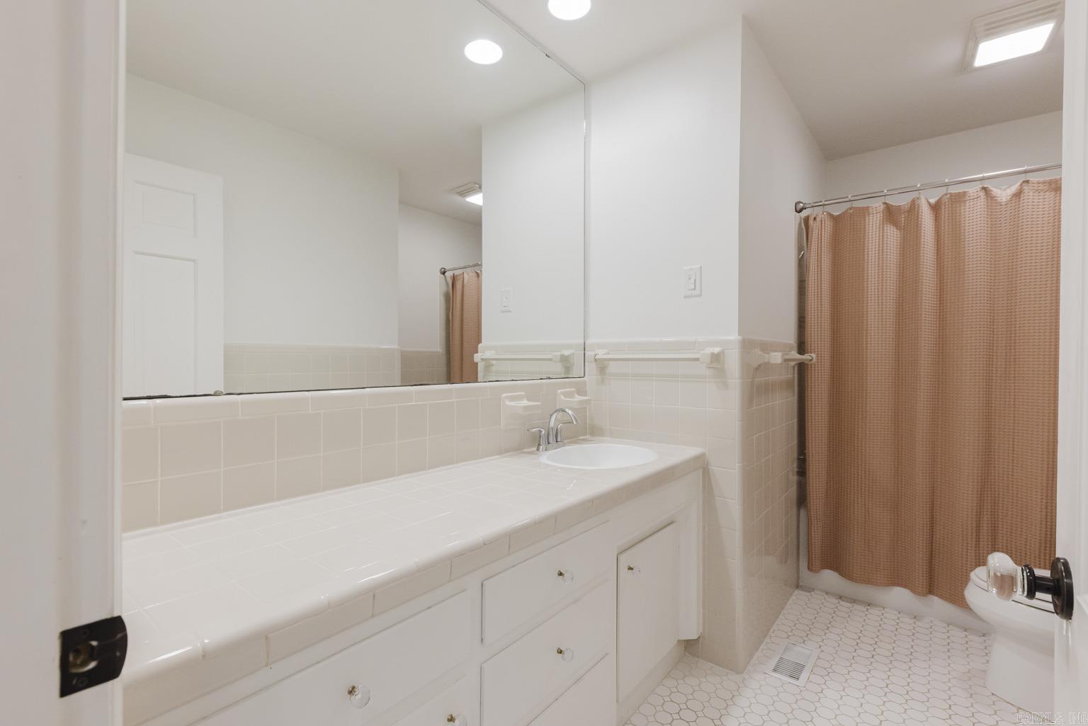 LEAWOOD MANOR - Residential