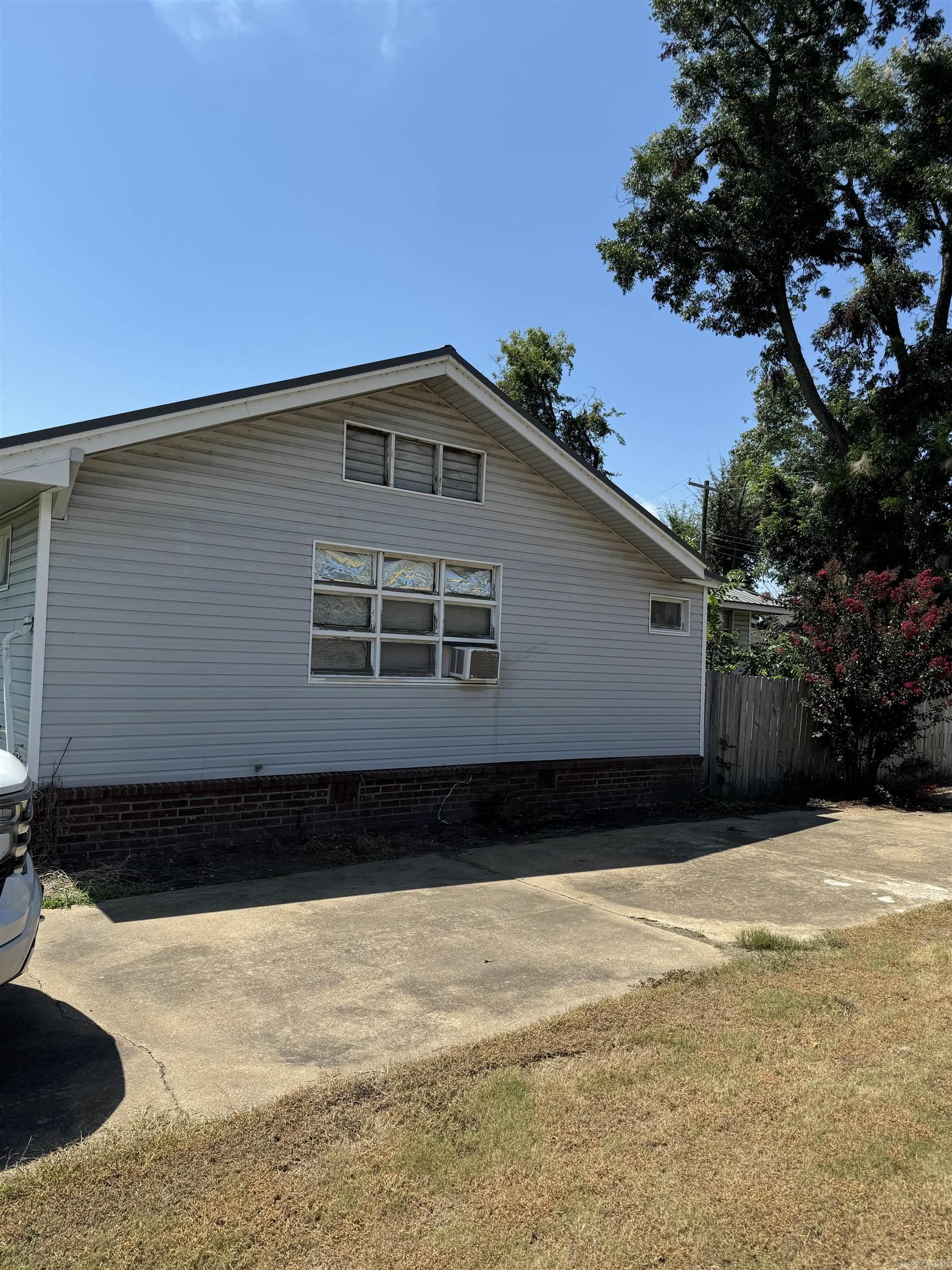 Great starter home or rental property in Marked Tree. This home has 3 bedrooms and 3 full bathrooms, large living area and Kitchen. Call today to check out this great find. This property comes with 2 lots