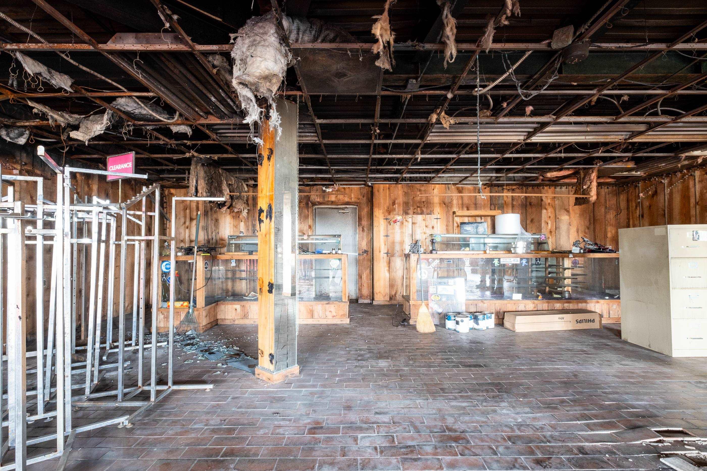 A G A REPLAT - Commercial Sale