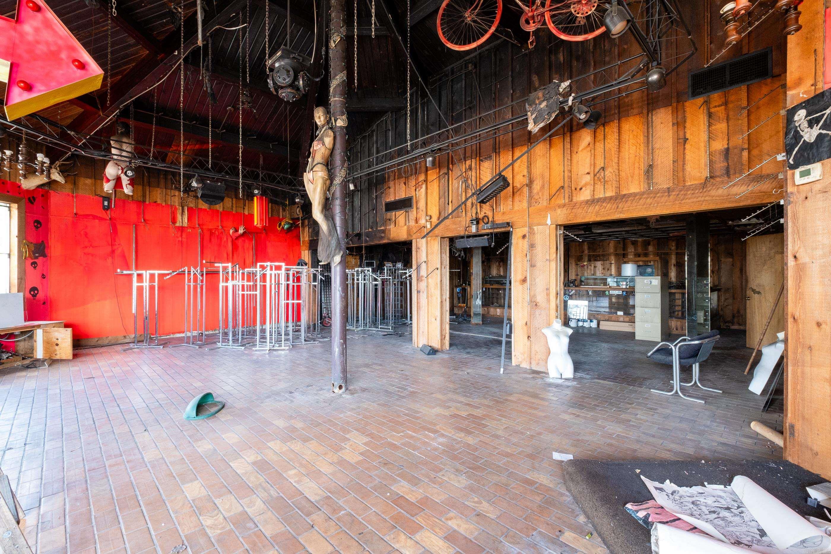 A G A REPLAT - Commercial Sale