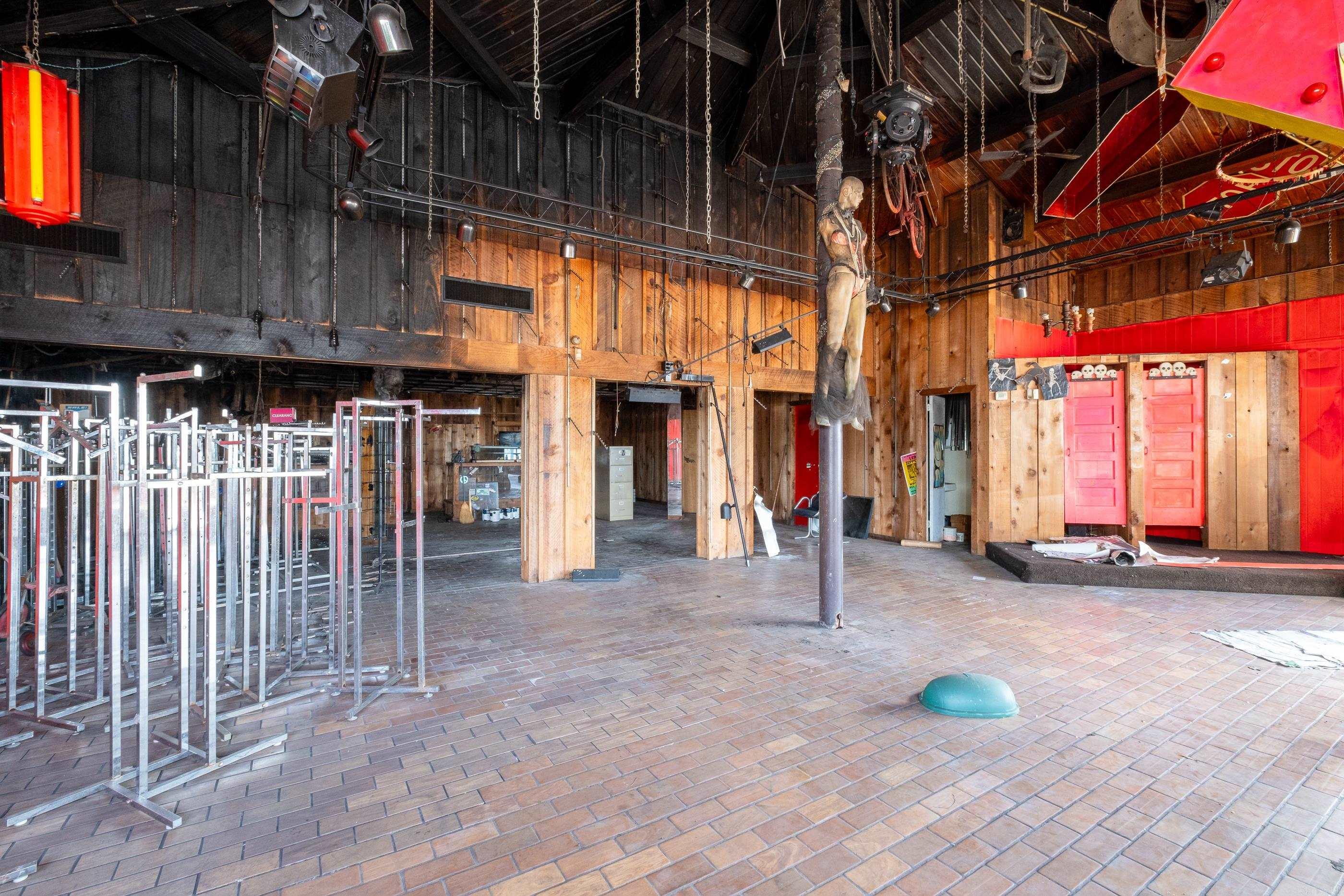 A G A REPLAT - Commercial Sale