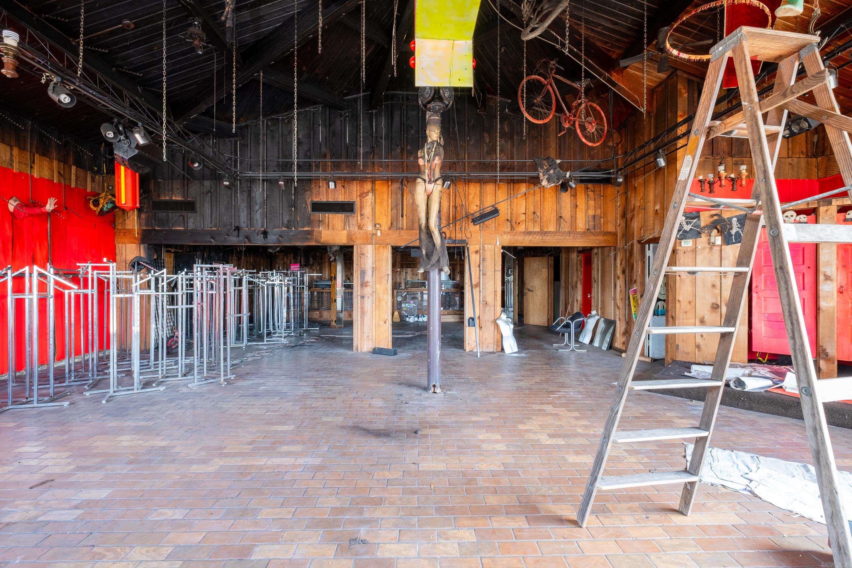 A G A REPLAT - Commercial Sale