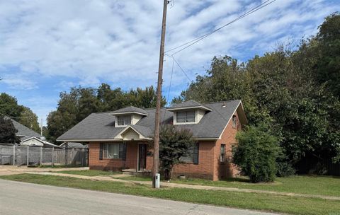 Photo of 814 Vine Street, Jonesboro, AR 72401 (MLS # 25042522)