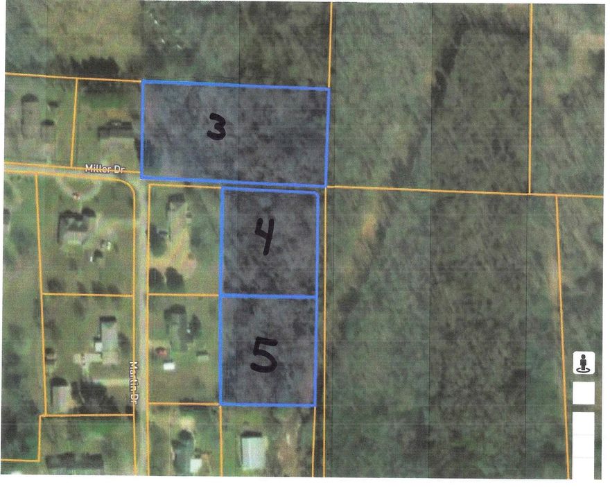 Located on the edge of Ash Flat, There are 3 lots that will be a great area to build your dream home.  With 3 lots you have plenty of room.  City water and sewer is available.  Great location and just minutes to Wal Mart and medical.