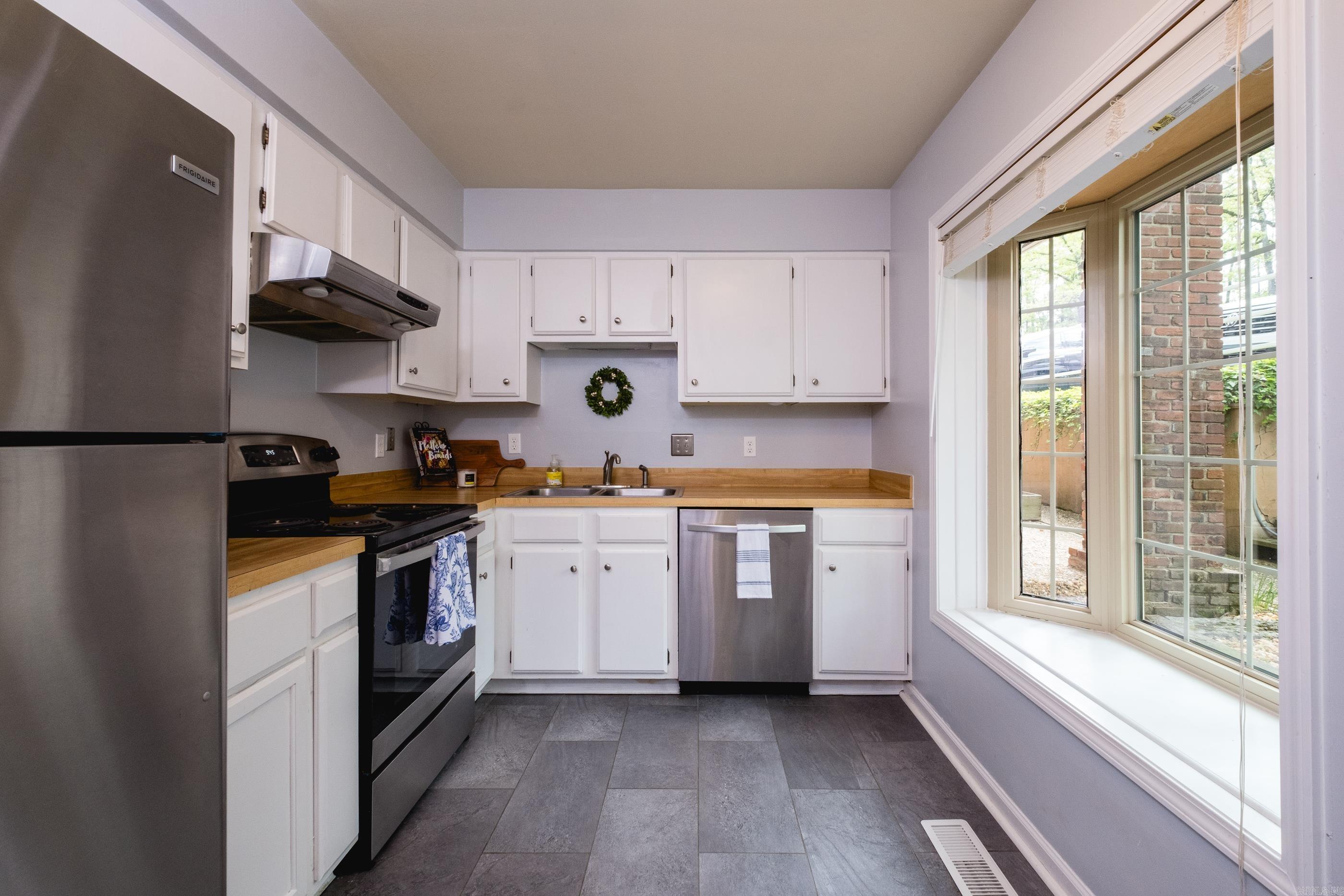 KINGSBRIDGE TWNHSE - Residential