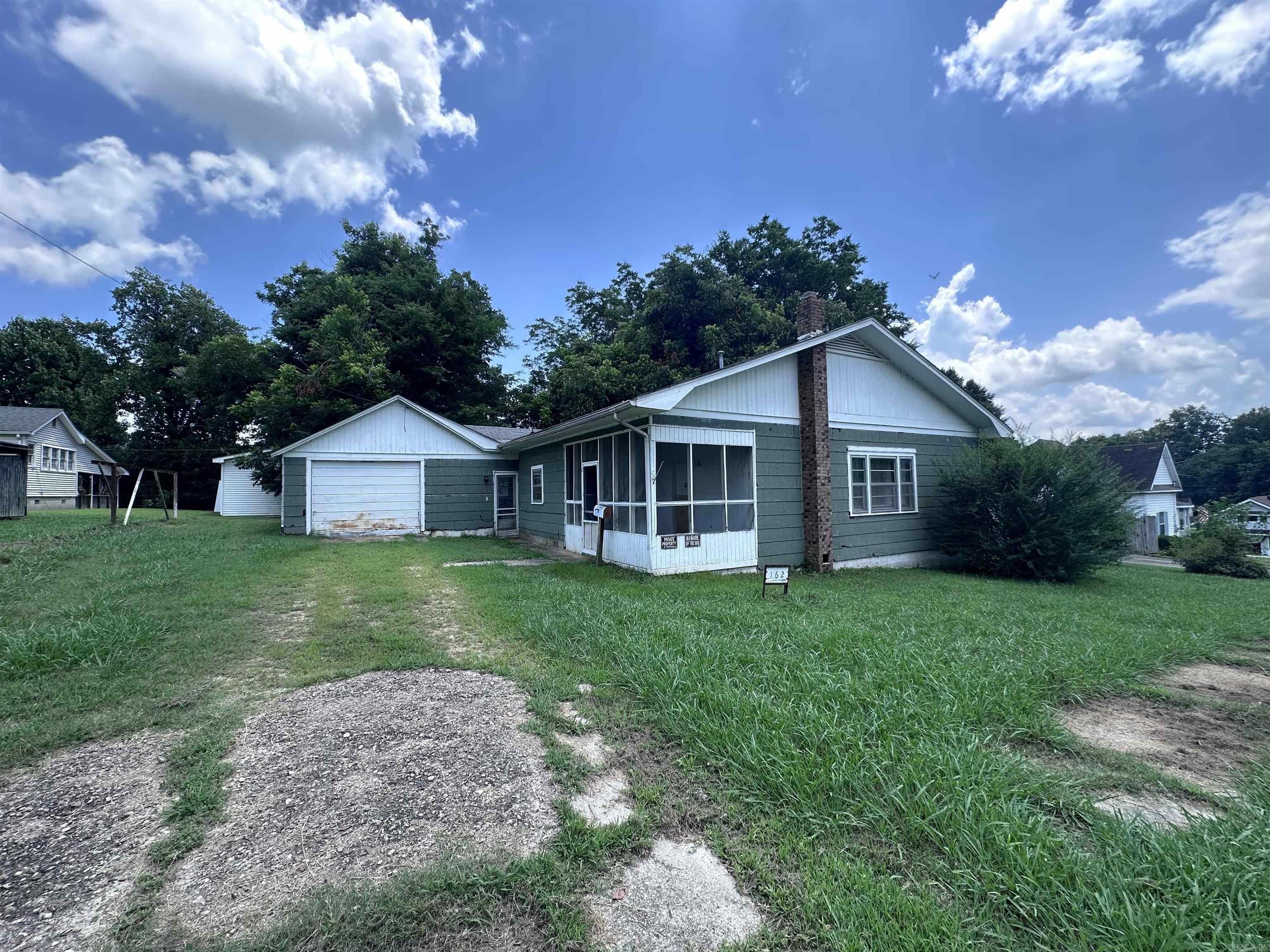 162 S. 10th Ave is a 3 bedroom, 2 bath, 1,507 sq ft home, on a 0.28-acre lot in town within 5 minutes of Piggott city square and shopping. The home has great qualities such as the original hardwoods throughout parts of the home, a spacious mud room with access from front and back doors as well as the garage and a full bath. In the kitchen, main primary bedroom and living area there are 9 ft ceilings.