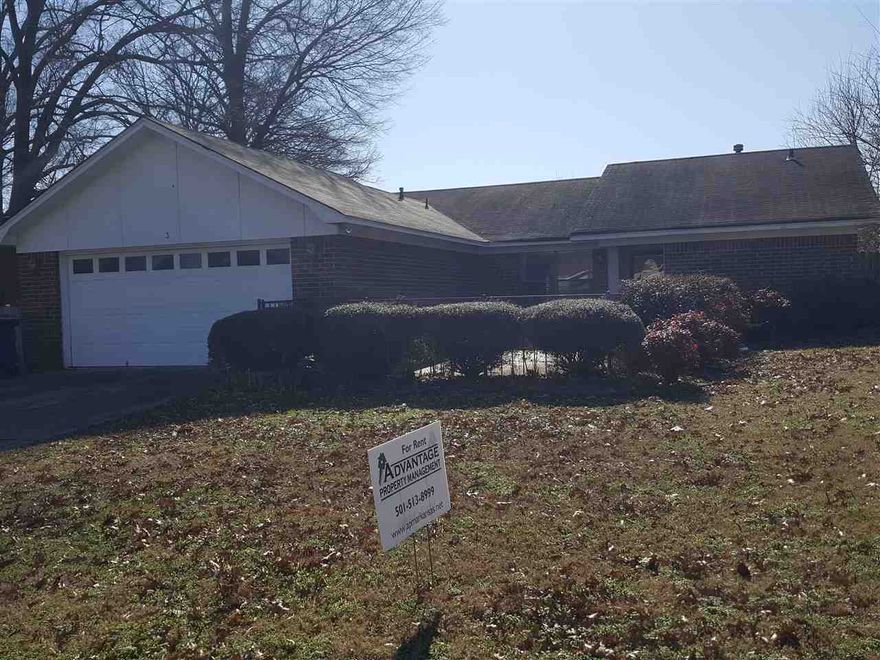 Large 3 bed 2 bath with bonus room in central Conway with fence backyard