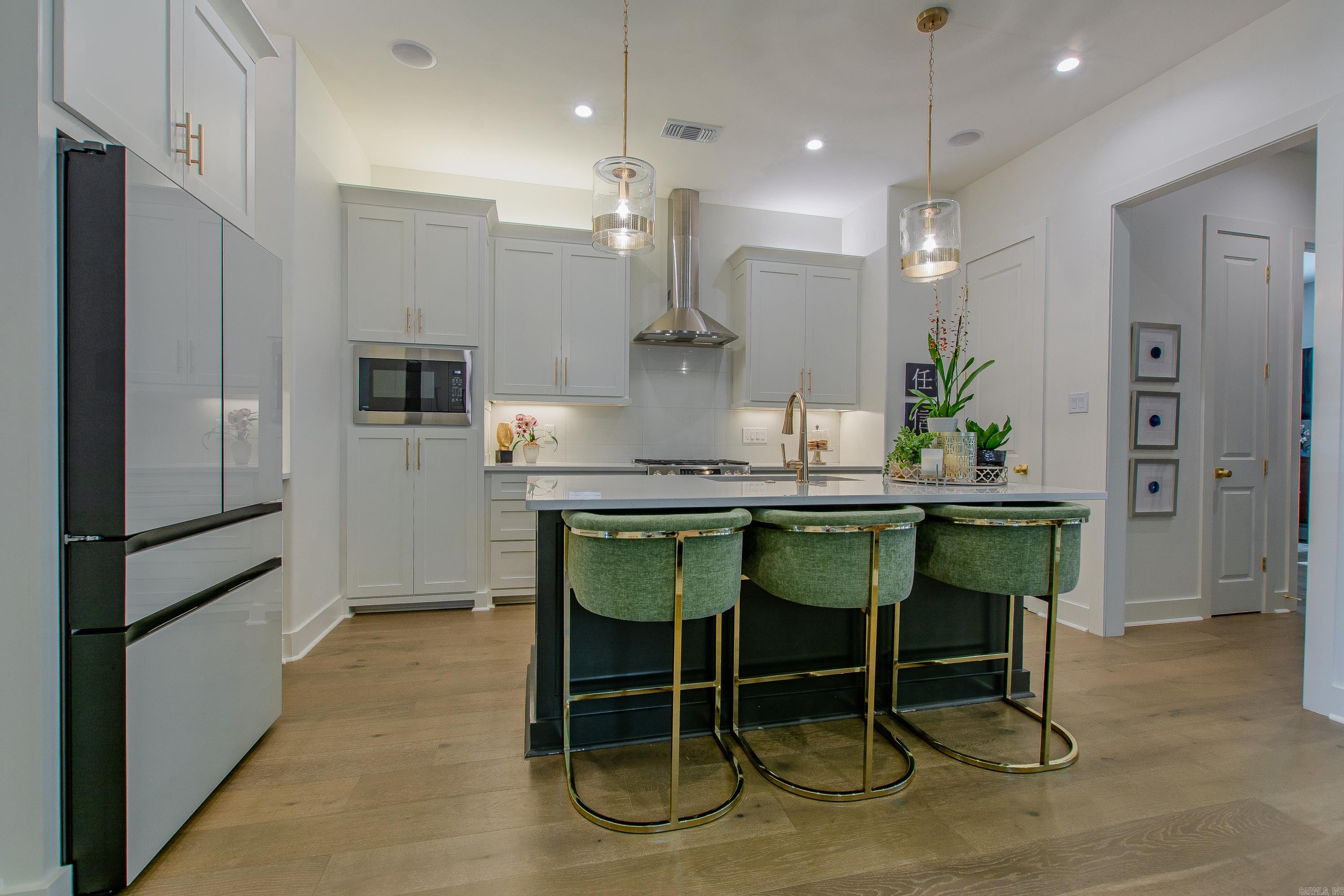 MERGERON COURT - Residential