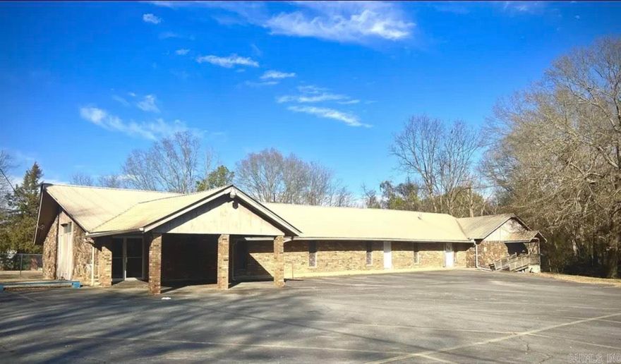 MOVE IN READY!! GREAT LOCATION!! CAN BE USED FOR A CHURCH NURSING HOME REHABILITATION CENTER MIXED ETC. USE COME CHECK IT OUT VERY NICE.