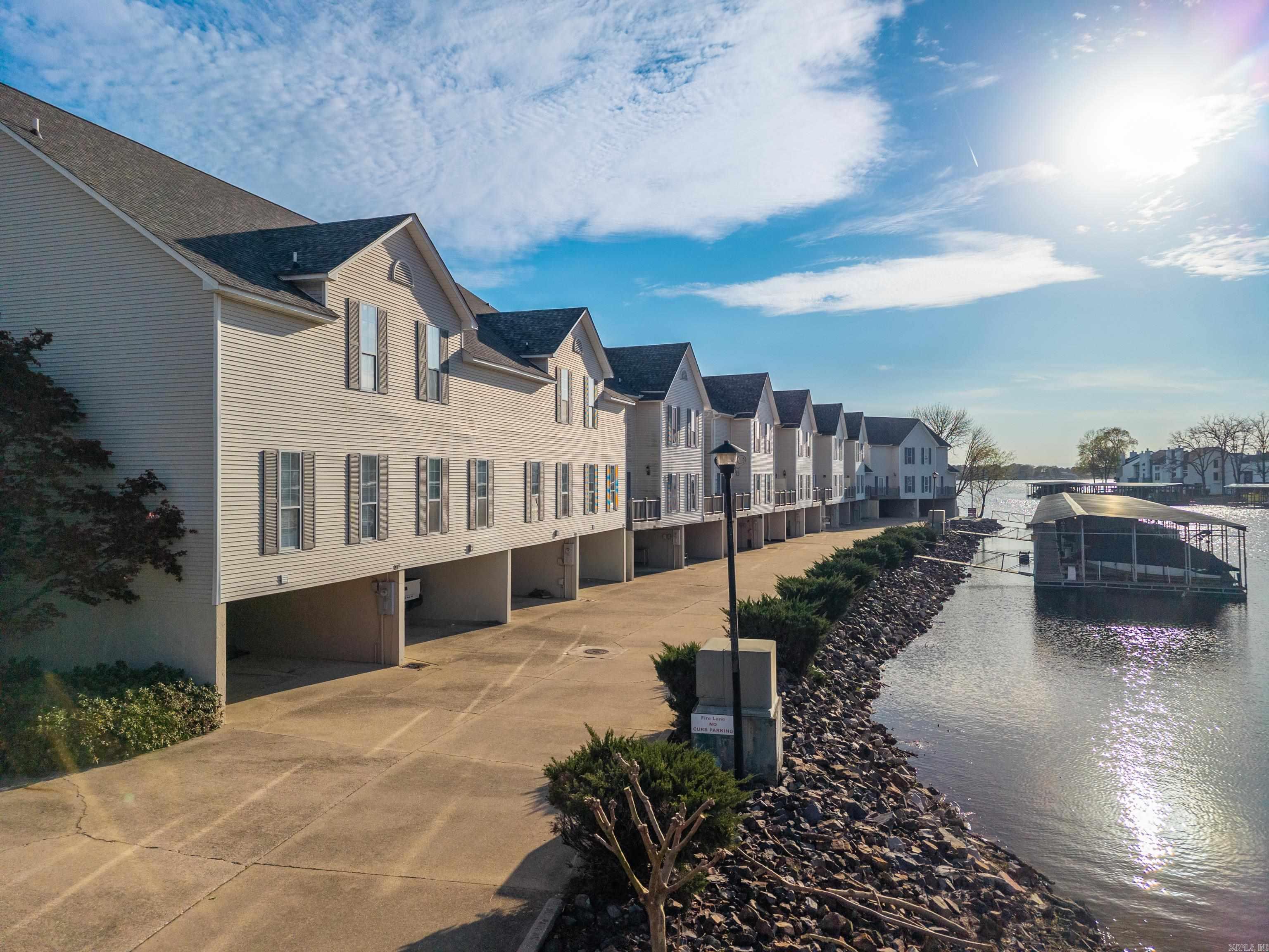 BAYSHORE TOWNHOMES - Residential