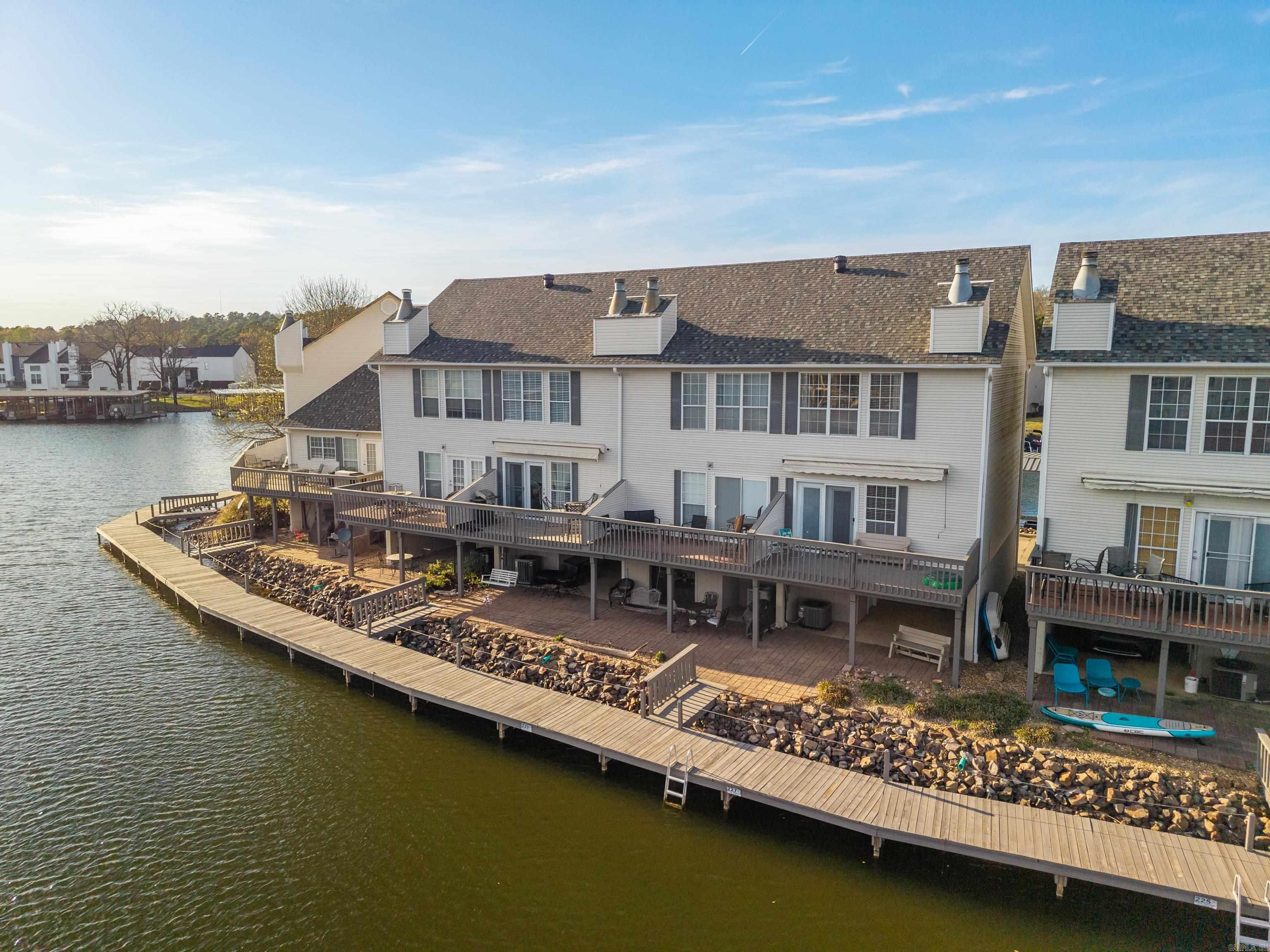 BAYSHORE TOWNHOMES - Residential