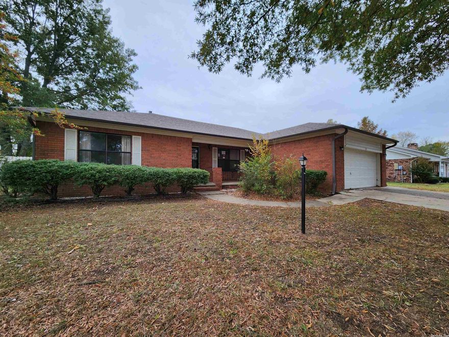 Large home with lots of space! This home features a formal living room/Dining room combo and separate den with fireplace. A large walk in laundry room and a sunroom off the back. There is space for all the family and located within walking distance to Westside Elementary! Agents see confidential remarks.