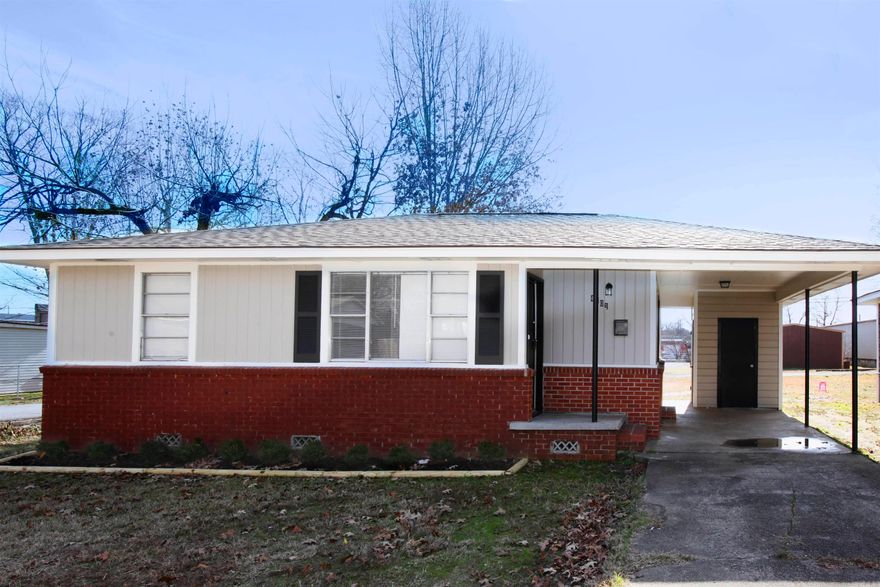Cozy 2BR on a large corner lot in the Broadmoor neighborhood of Little Rock. Large window in the living room that let's in a lot of natural light. Eat-in-kitchen with beautiful hardwood cabinets. Bedrooms have carpet and modern lighting fixtures. This property is managed by Hoffman Team so beware of scammers - we will never ask you to Cashapp us money. The lease for this property is for 18 months to 2 years with a 3% increase after the first year. Income must be 3x the amount of rent per month unless you have a housing voucher. Deposit, first month’s rent, and the $50 administration fee due before move in.
