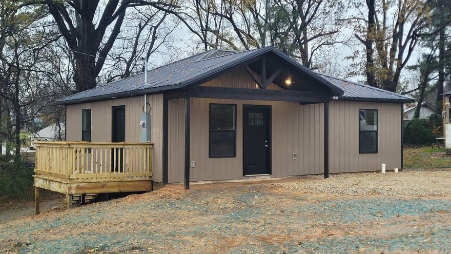 1 year old barndo style 2 bedroom 1 bath home on slab