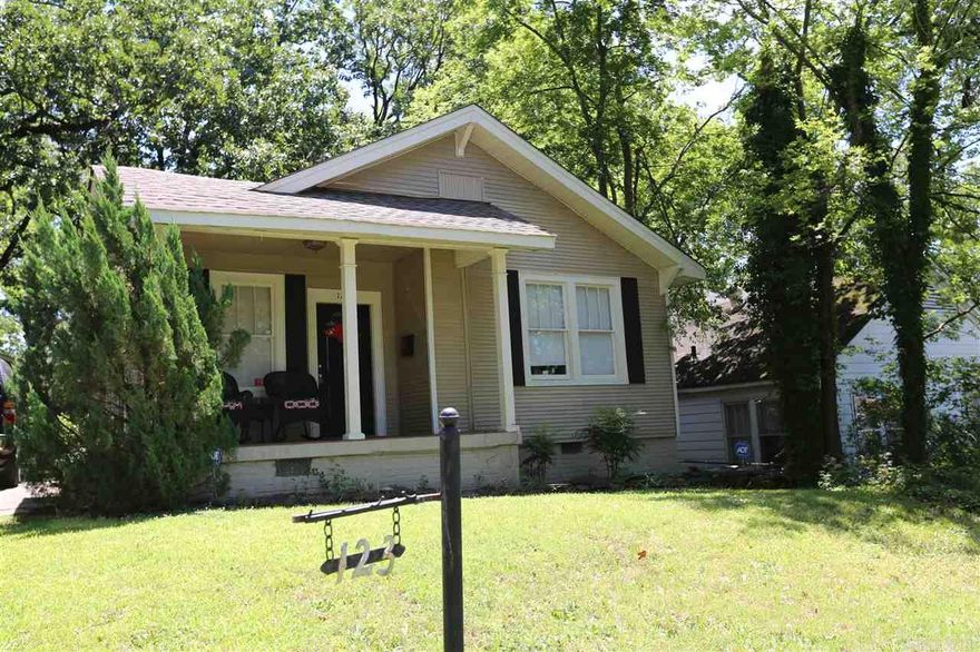 Charming undated cottage in Hillcrest. Walk to UAMS. Hardwood flooring extends through out the home with tile flooring in the bath. Living and dining are open to the kitchen with granite tile counters and backsplash, electric range, dishwasher, disposal and refrigerator. The bath has a nice vanity, updated lighting and ceramic tile tub surround. Large laundry room. Fenced backyard. Relaxing front porch. Outside storage. 2 car parking pads. Perfect for med student.
