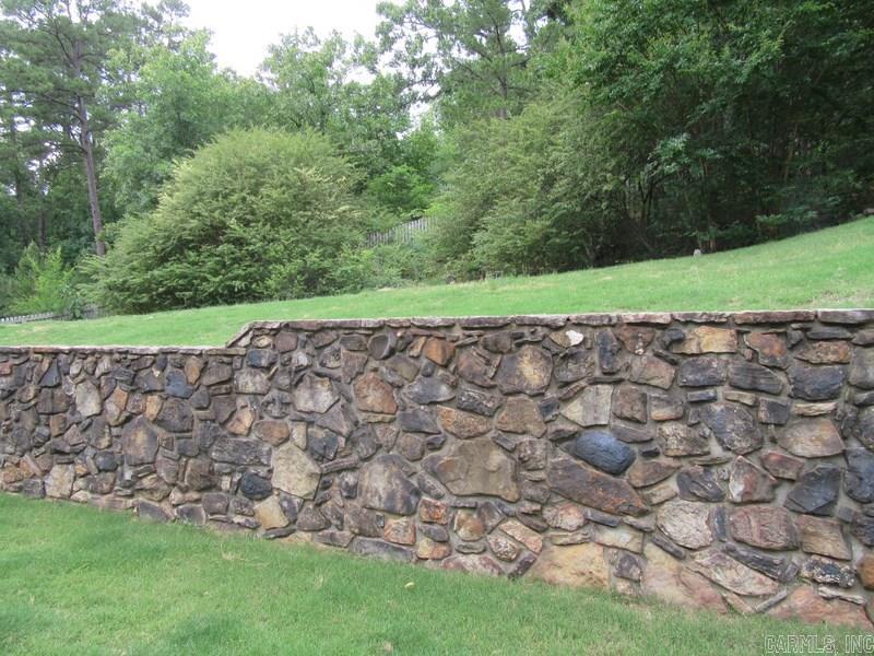 SECLUDED HILLS - Residential