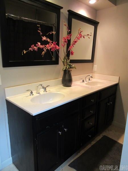 SECLUDED HILLS - Residential