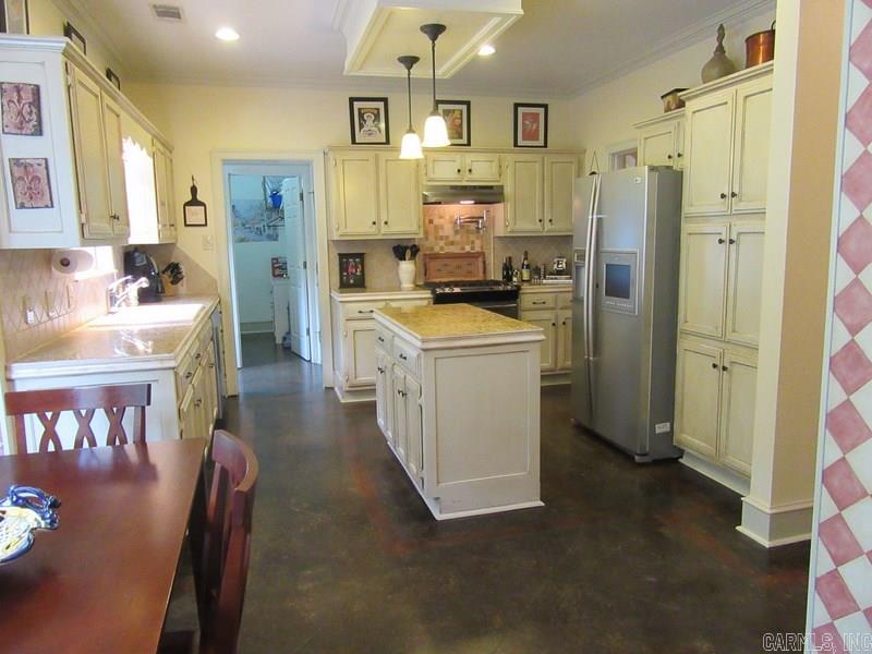 SECLUDED HILLS - Residential