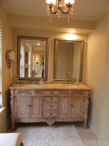 SECLUDED HILLS - Residential