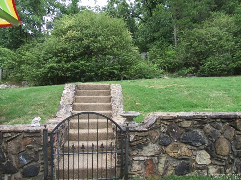 SECLUDED HILLS - Residential