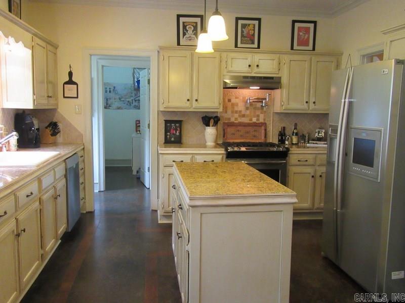 SECLUDED HILLS - Residential