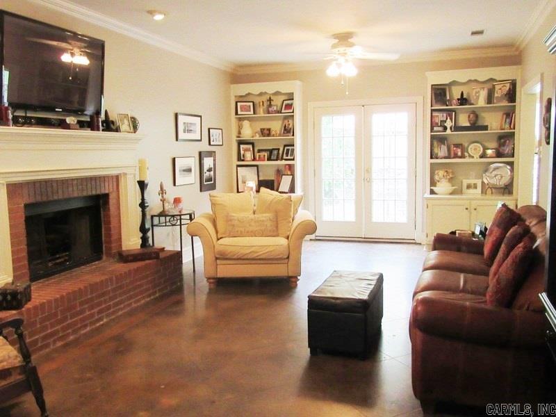 SECLUDED HILLS - Residential