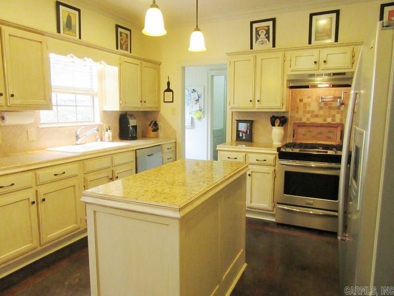 SECLUDED HILLS - Residential