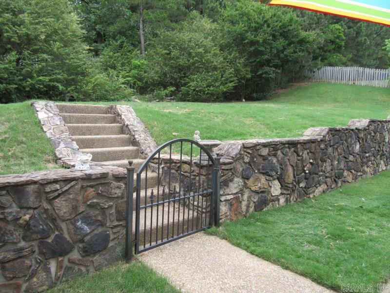 SECLUDED HILLS - Residential