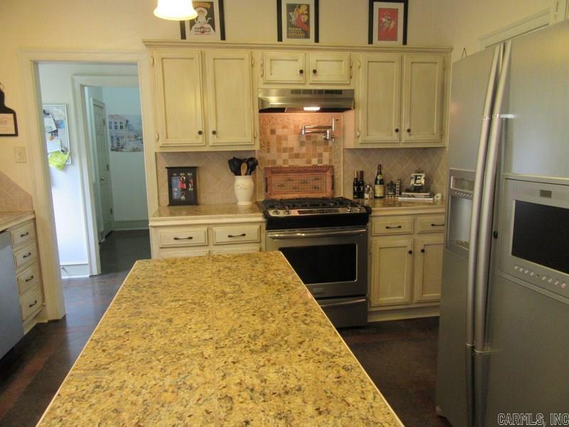 SECLUDED HILLS - Residential