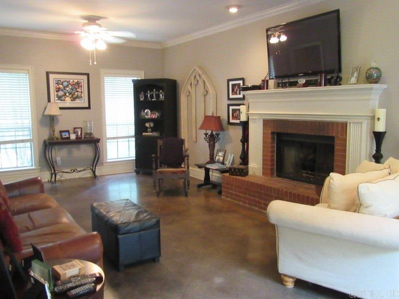 SECLUDED HILLS - Residential