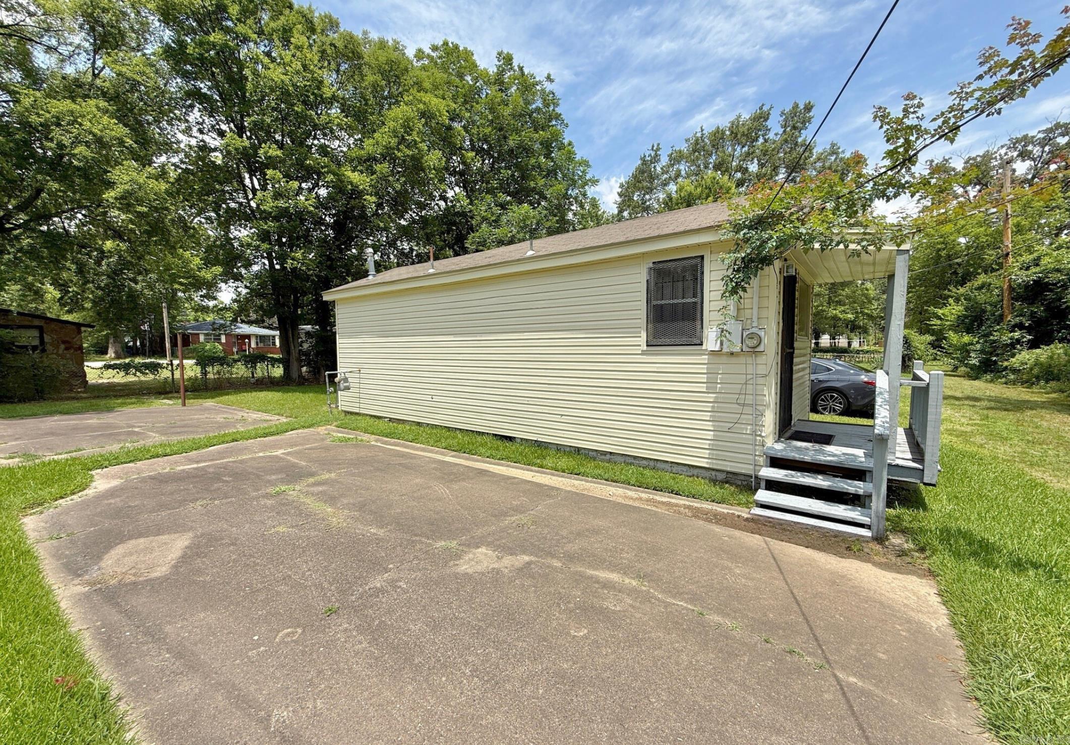 TURNKEY!!!!!Recently remodeled Fully Furnished 4 station hair salon or barbershop. Three shampoo bowls; 4 Styling Chairs; 3 Hair Dryers, 4 Waiting Chairs. A nice size supply room. 1 Bathroom. This is perfect for you to walk in and start working day 1.