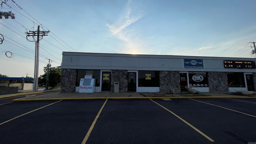 *****Commercial Suite for Lease****** Located on Hot Springs highest trafficked central avenue. In front of Oaklawn Hotel and Casino,Oaklawn Plaza offers premium retail, office, liquor and restaurant space along Central Avenue. This highly visible retail suite sits on thecorner and is surrounded by popular restaurants, hotels, and growing residential communities, making it an ideal location for businessesseeking strong exposure and steady foot traffic. Estimated 40,000+ vehicles/day between Central Avenue and Higdon Ferry Road,Connected by Vineyard St. 24/7 Business & Tourist Traffic. Next to Sonic 56.7K monthy visits. Drive-thru capability, Alley AccessWalk to the Casino and 2 miles to Historic Downtown Hot Springs