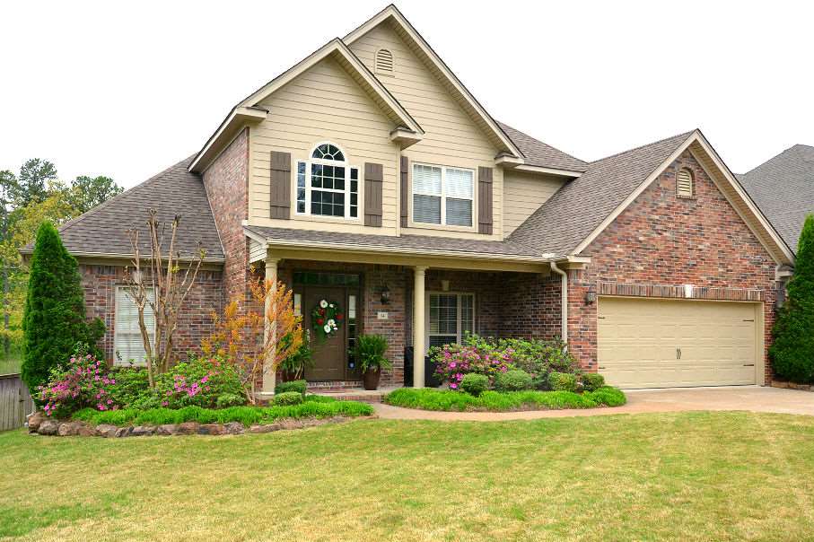 Beautiful home in Chenal. Close to shopping, park, pool and schools.
