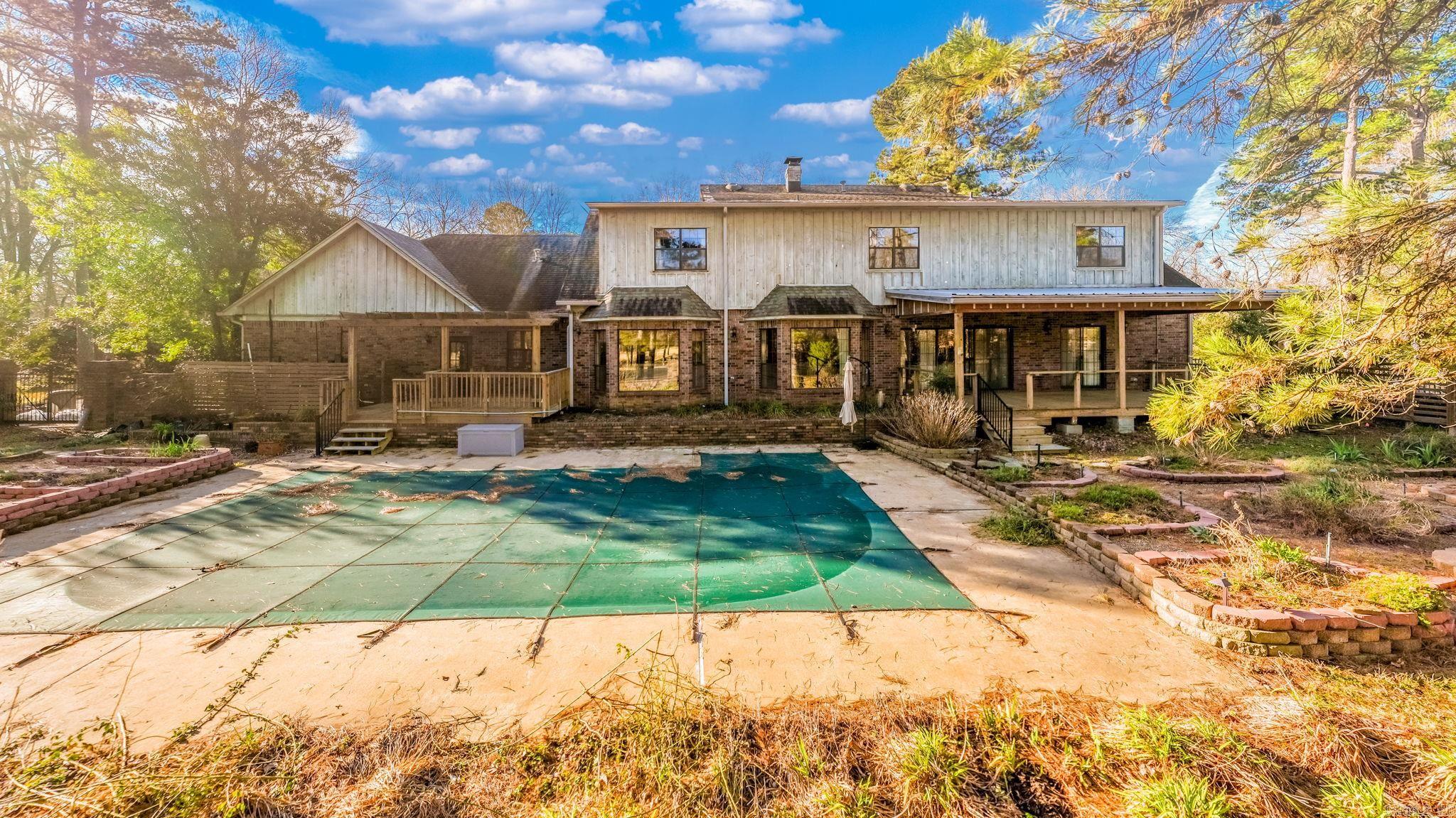 COUNTRY CLUB MANOR - Residential