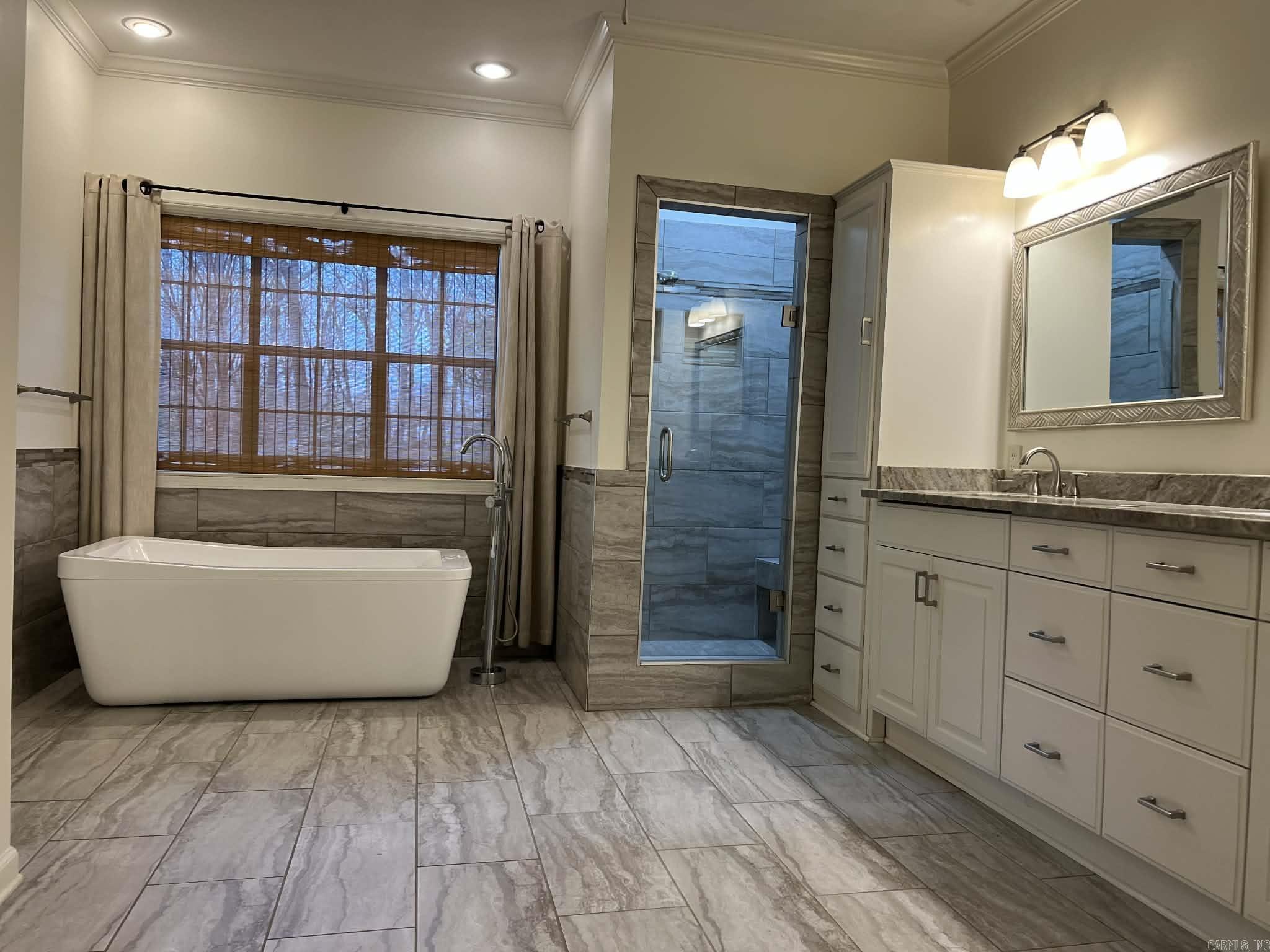 COUNTRY CLUB MANOR - Residential