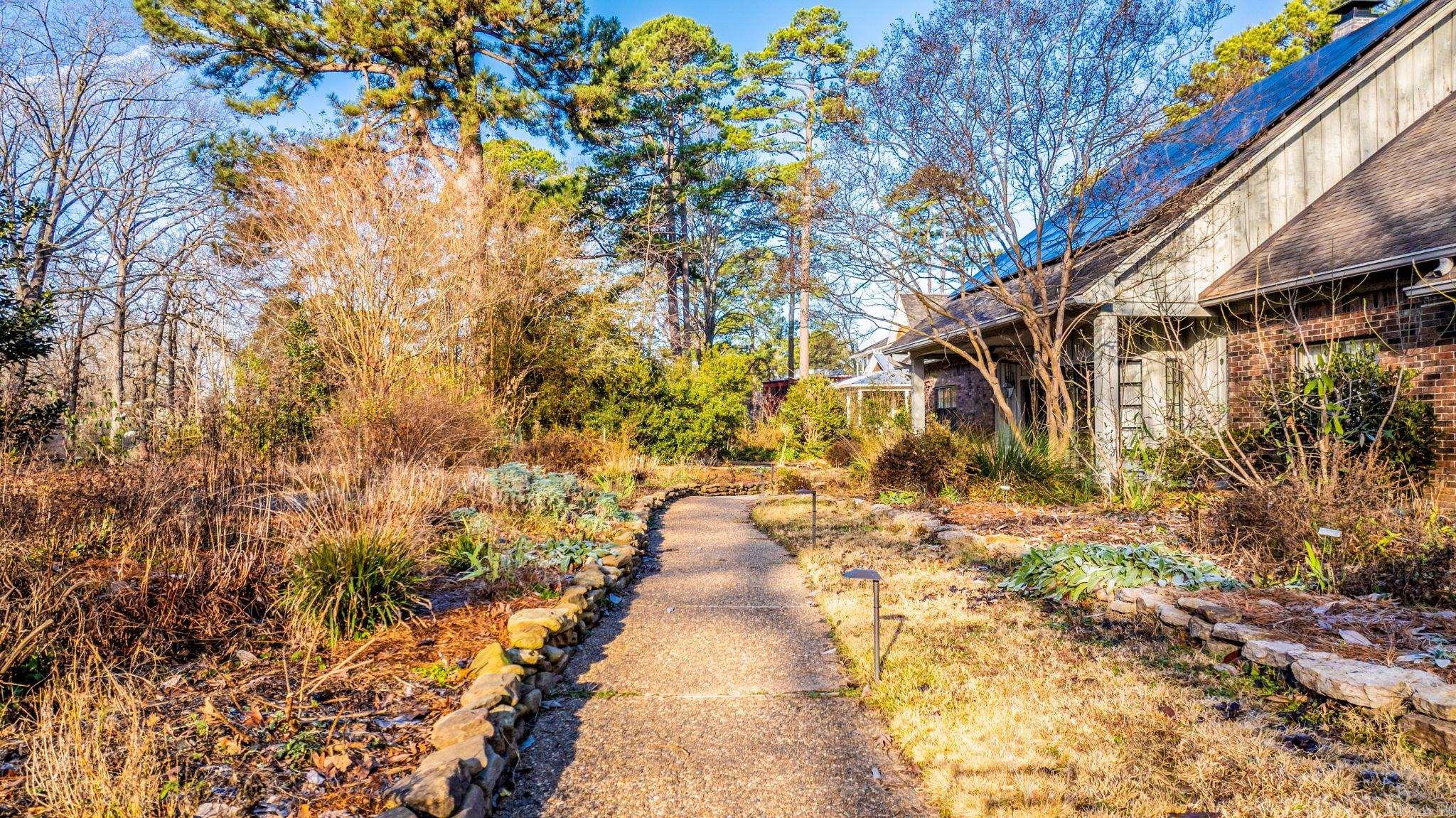 COUNTRY CLUB MANOR - Residential