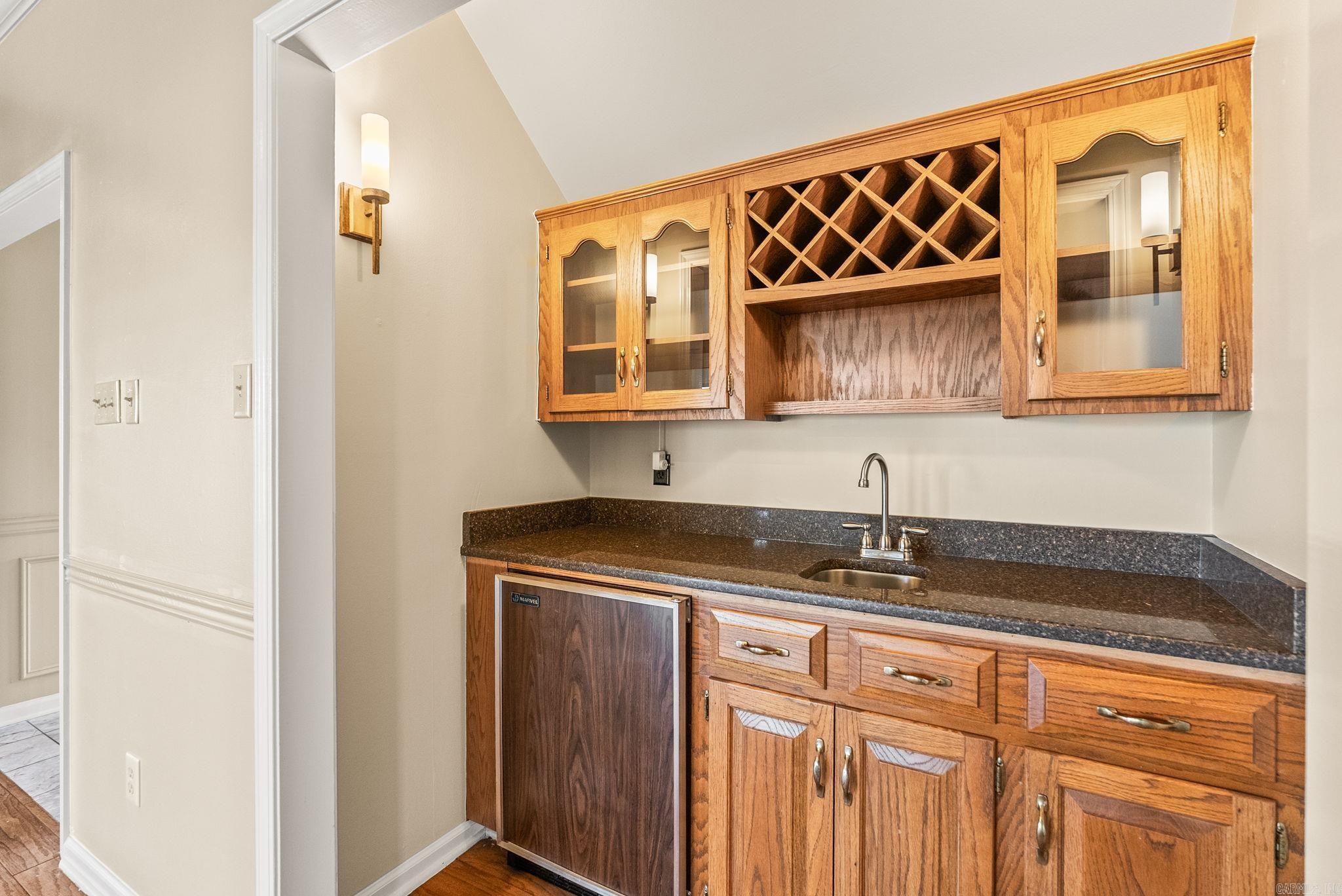 COUNTRY CLUB MANOR - Residential