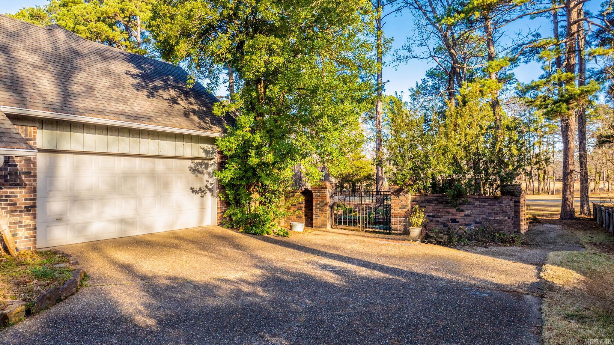 COUNTRY CLUB MANOR - Residential