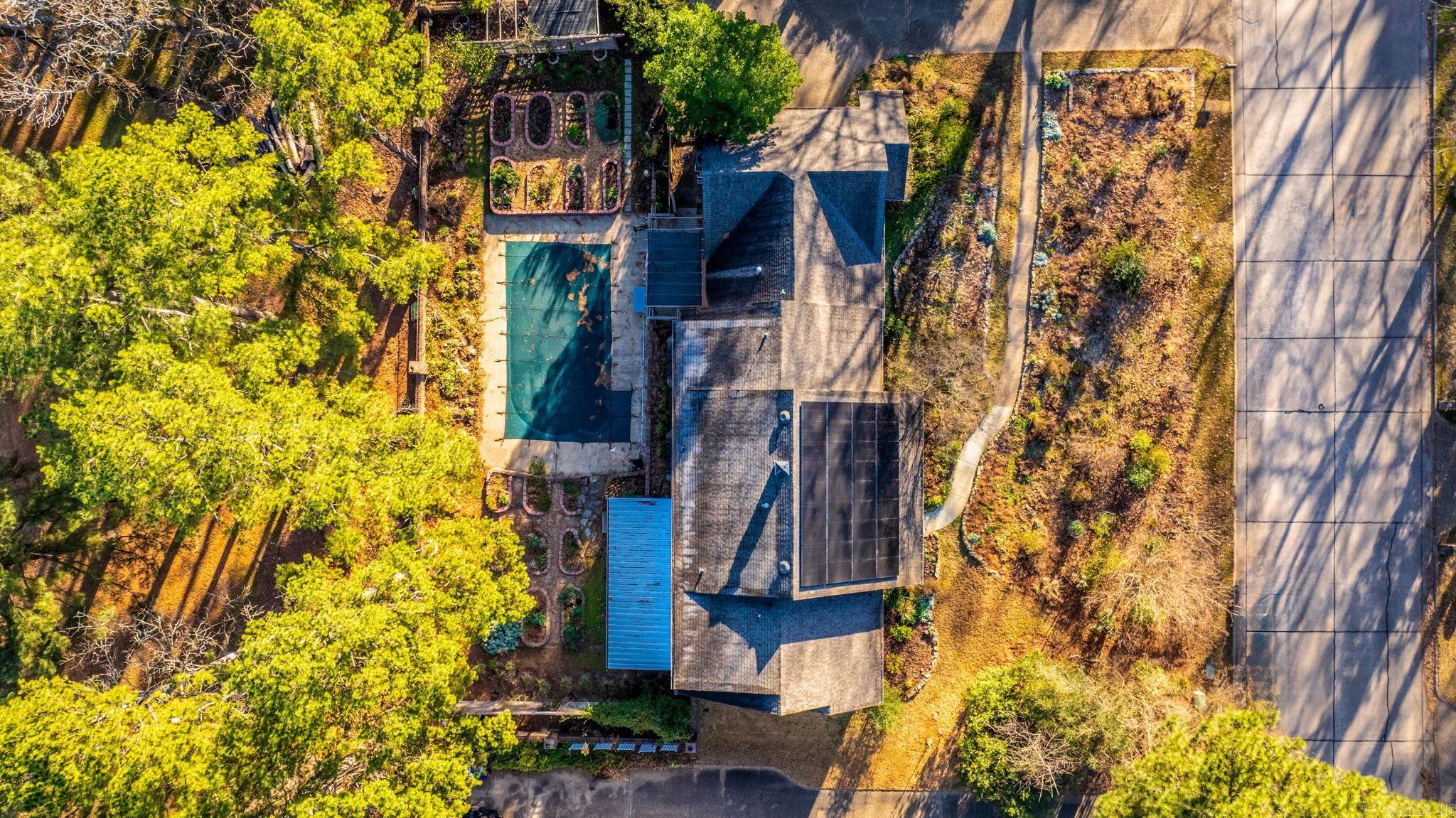 COUNTRY CLUB MANOR - Residential