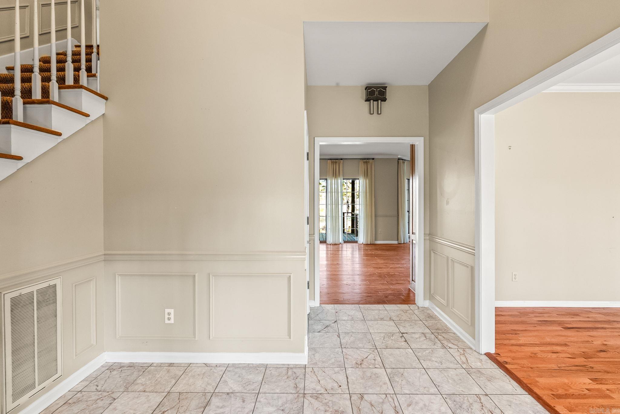 COUNTRY CLUB MANOR - Residential