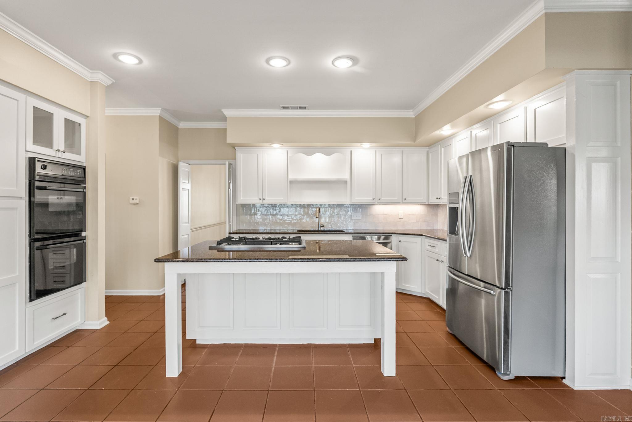 COUNTRY CLUB MANOR - Residential