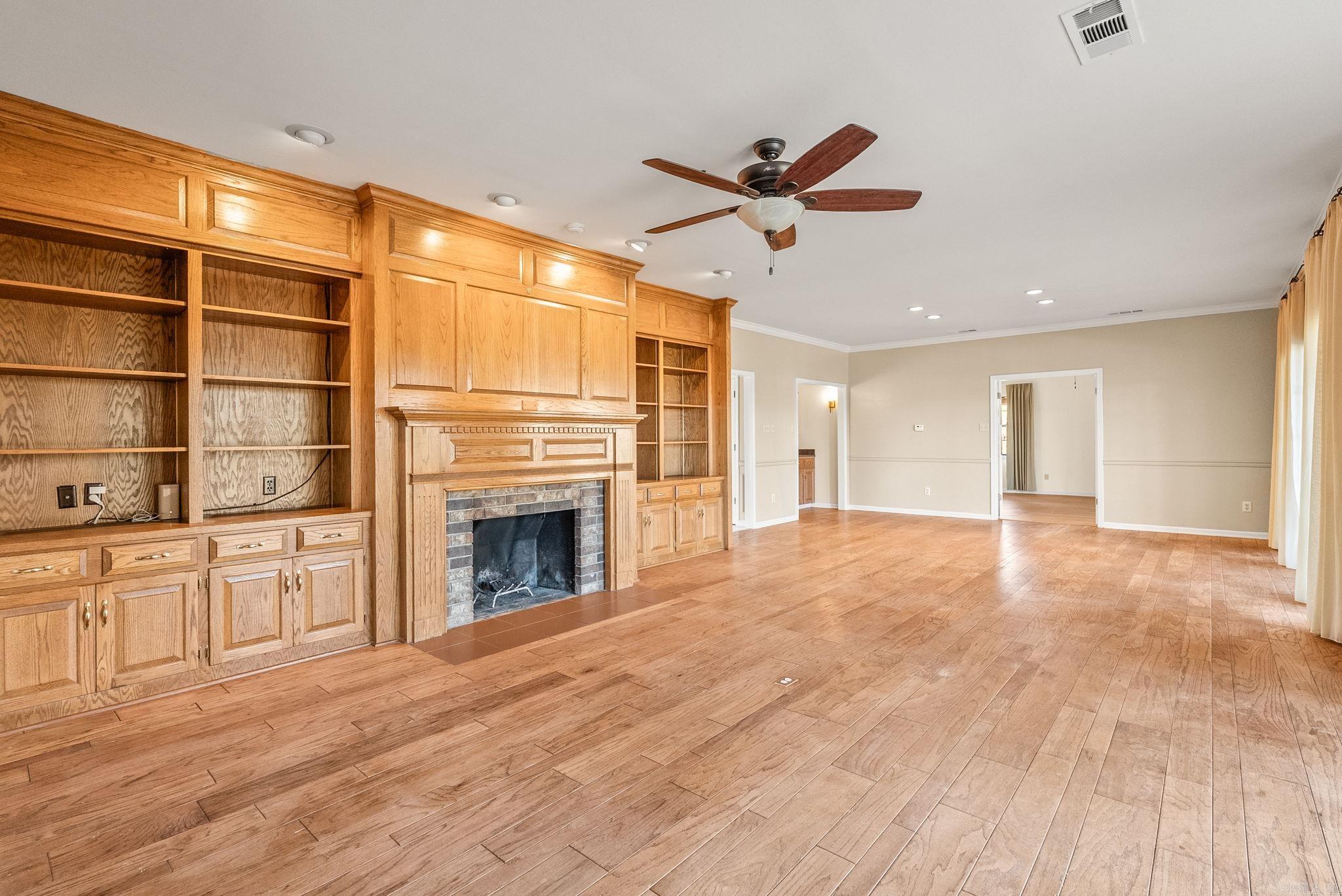 COUNTRY CLUB MANOR - Residential