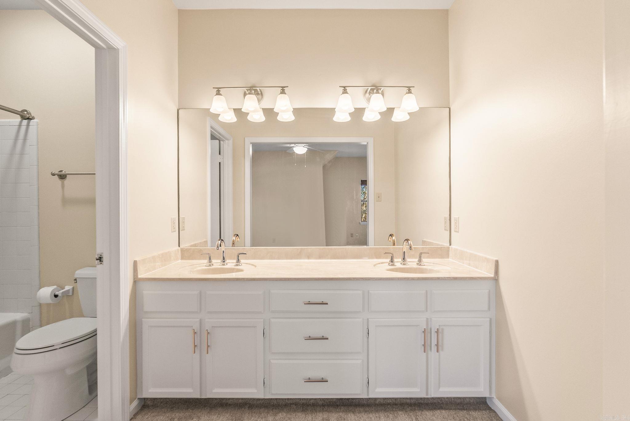 COUNTRY CLUB MANOR - Residential